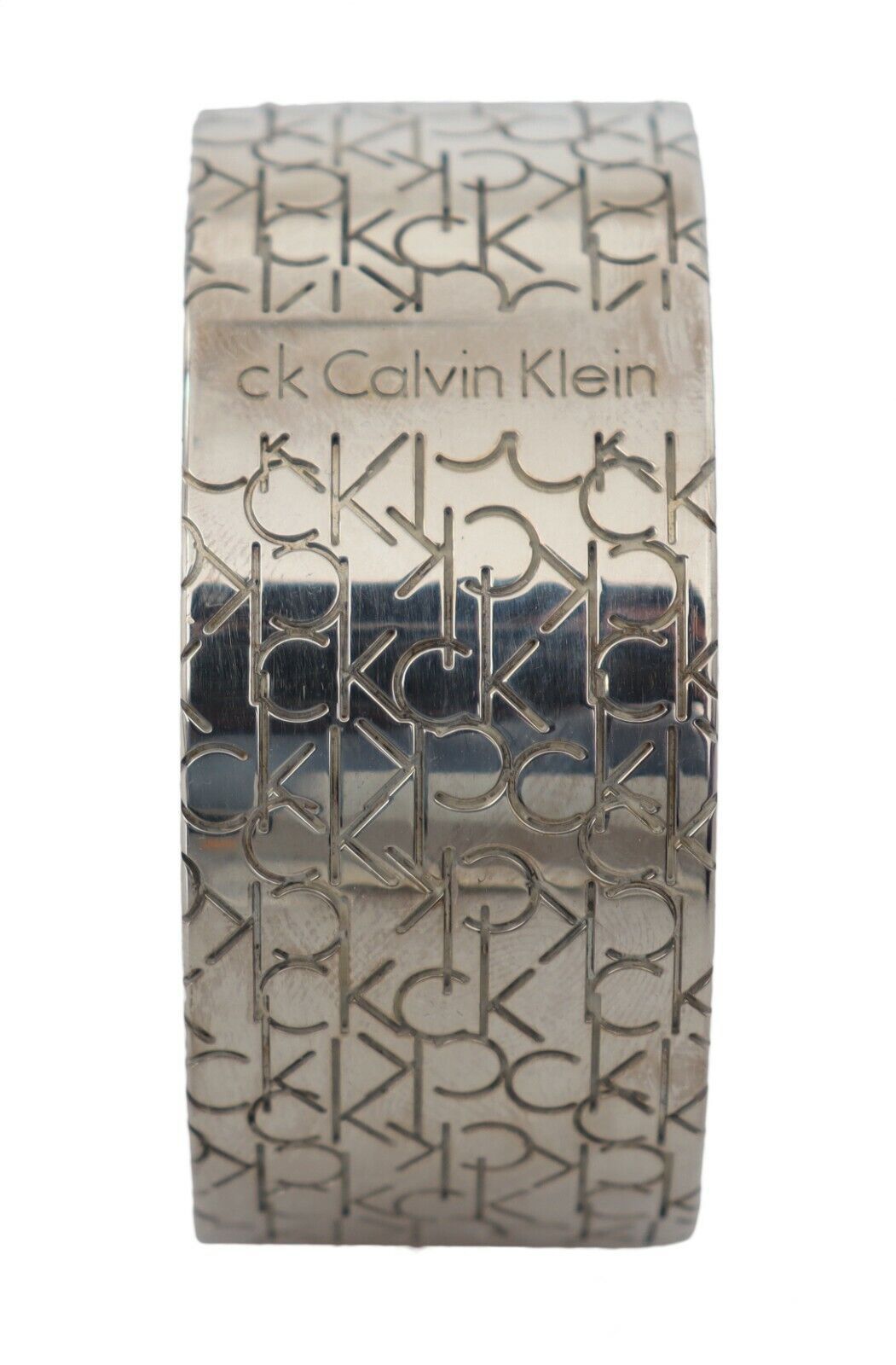 Κομψό βραχιόλι με ασημένιο λογότυπο Calvin Klein