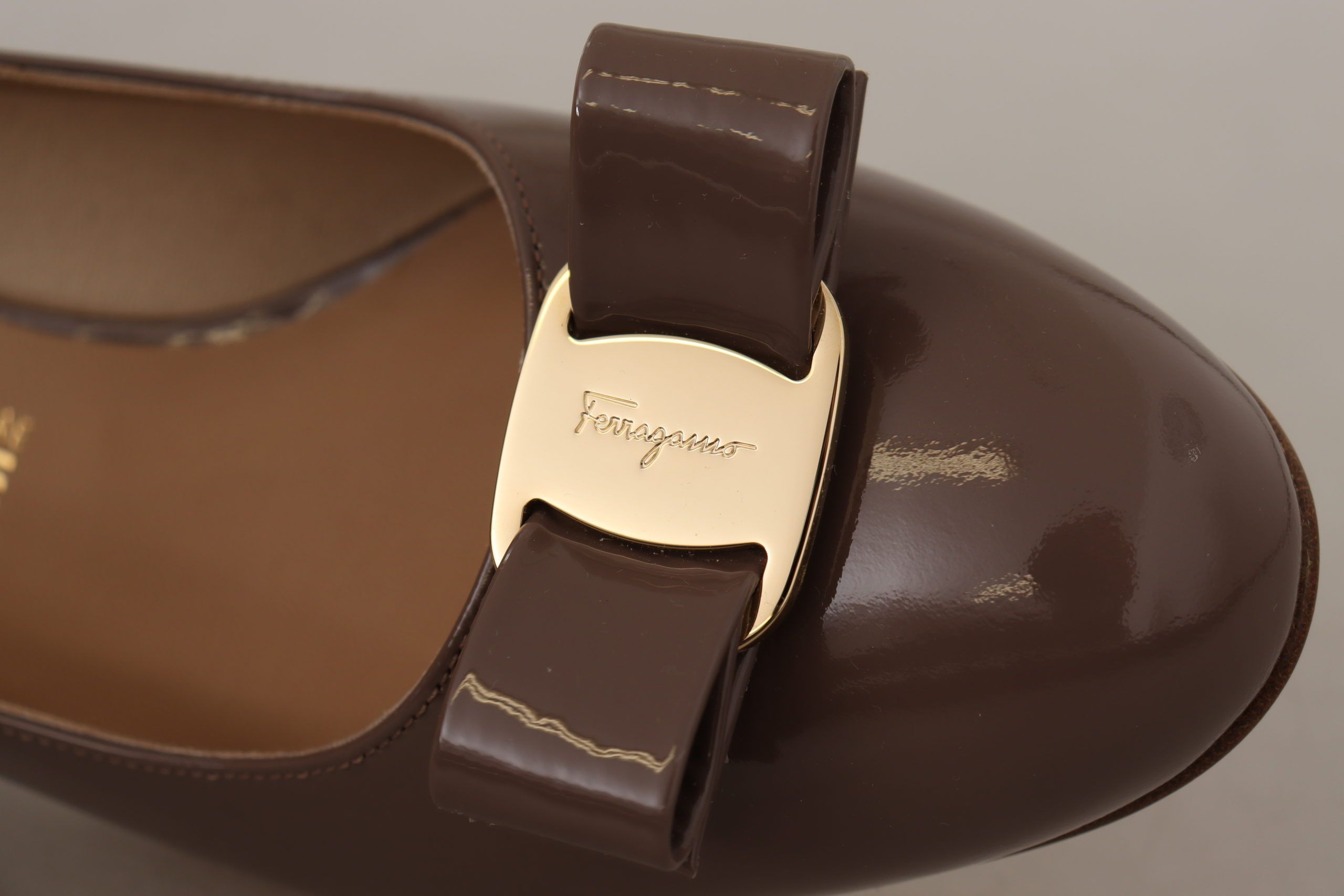 Salvatore Ferragamo Elegant Caraway Brown Pumps με φιόγκο Vara