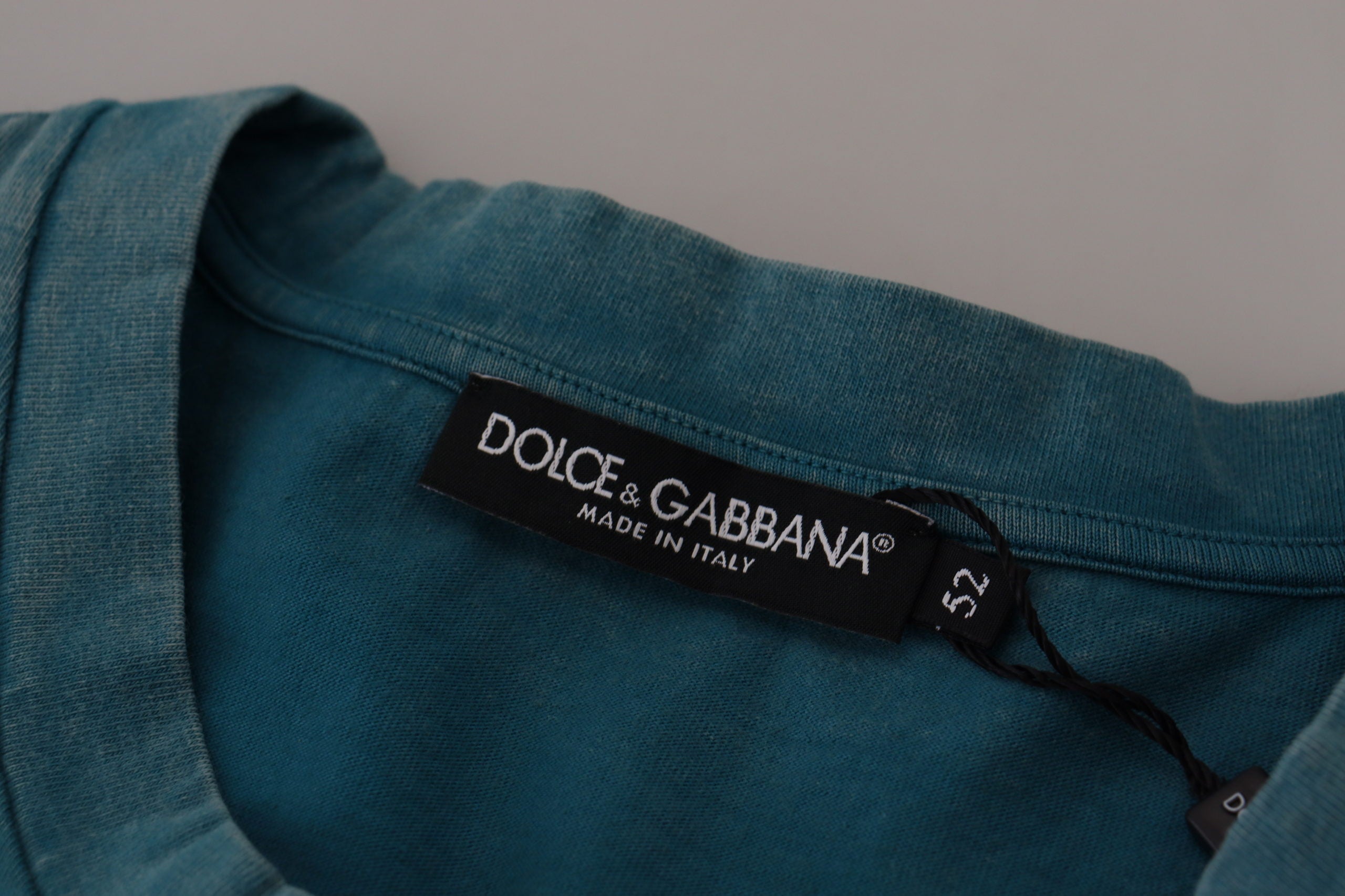 Κομψό βαμβακερό μπλουζάκι με λαιμόκοψη Dolce &amp; Gabbana σε μπλε χρώμα