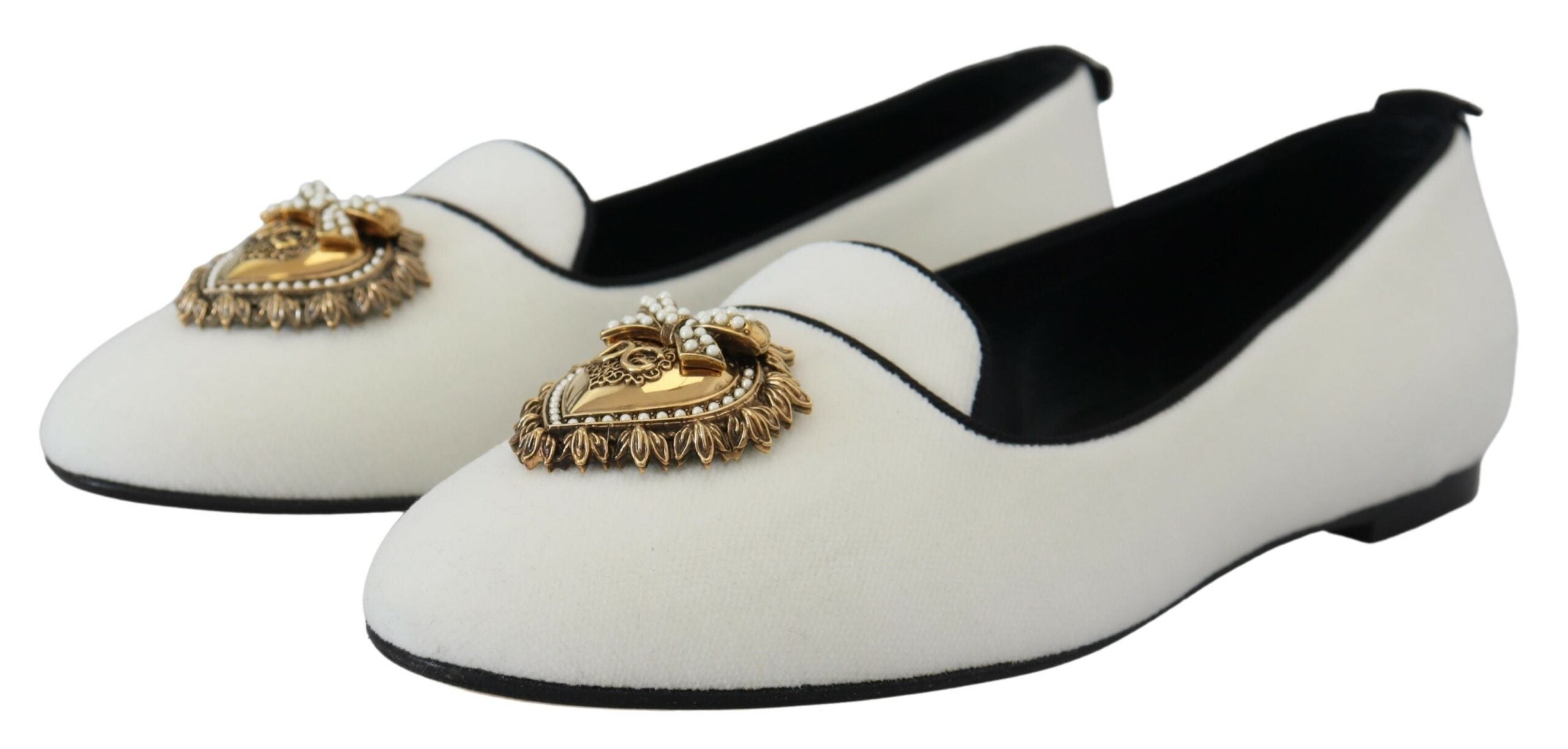 Κομψά λευκά βελούδινα loafers Dolce &amp; Gabbana με χρυσή λεπτομέρεια καρδιάς