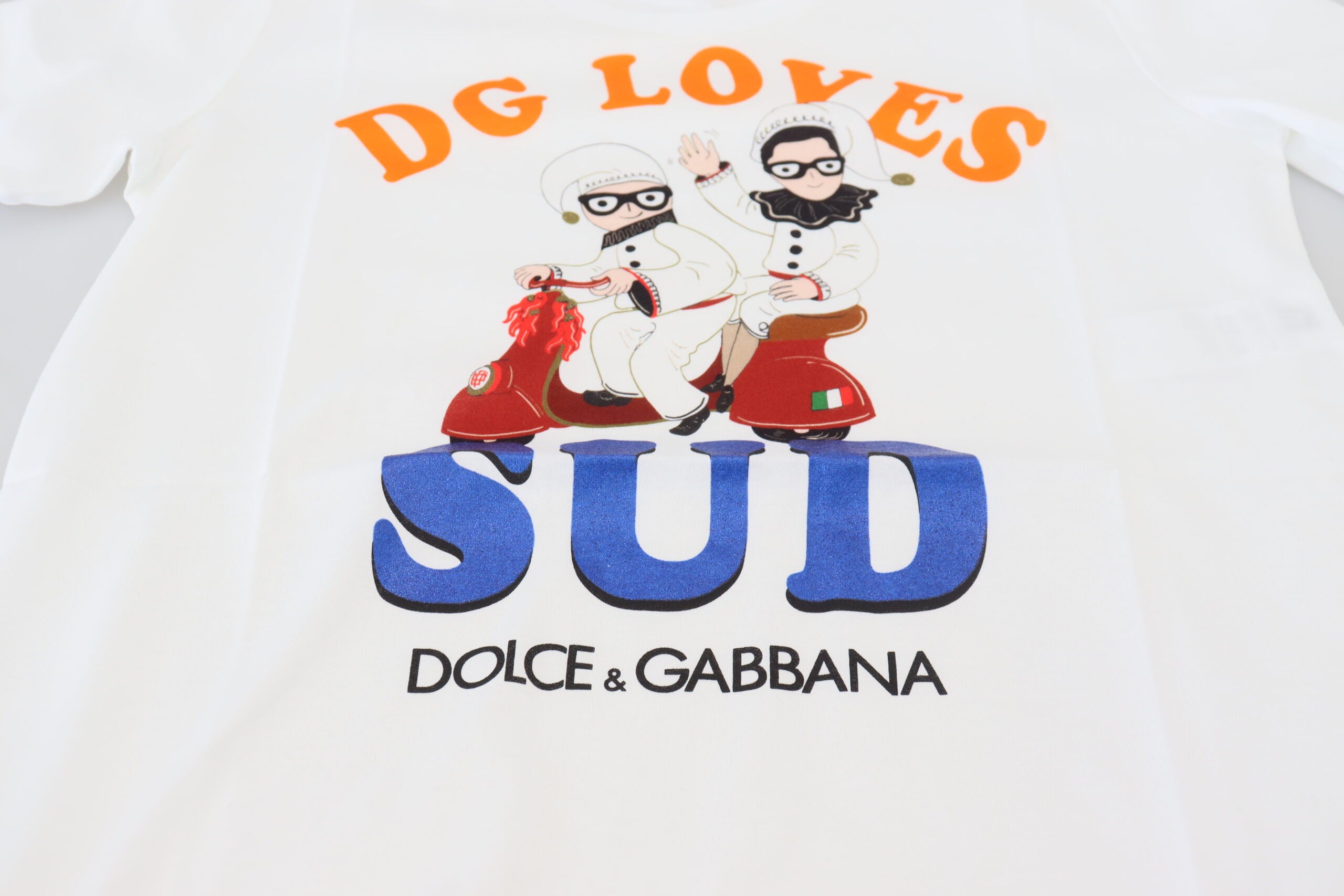 Κομψό λευκό μπλουζάκι με λαιμόκοψη Dolce &amp; Gabbana με πολύχρωμη στάμπα