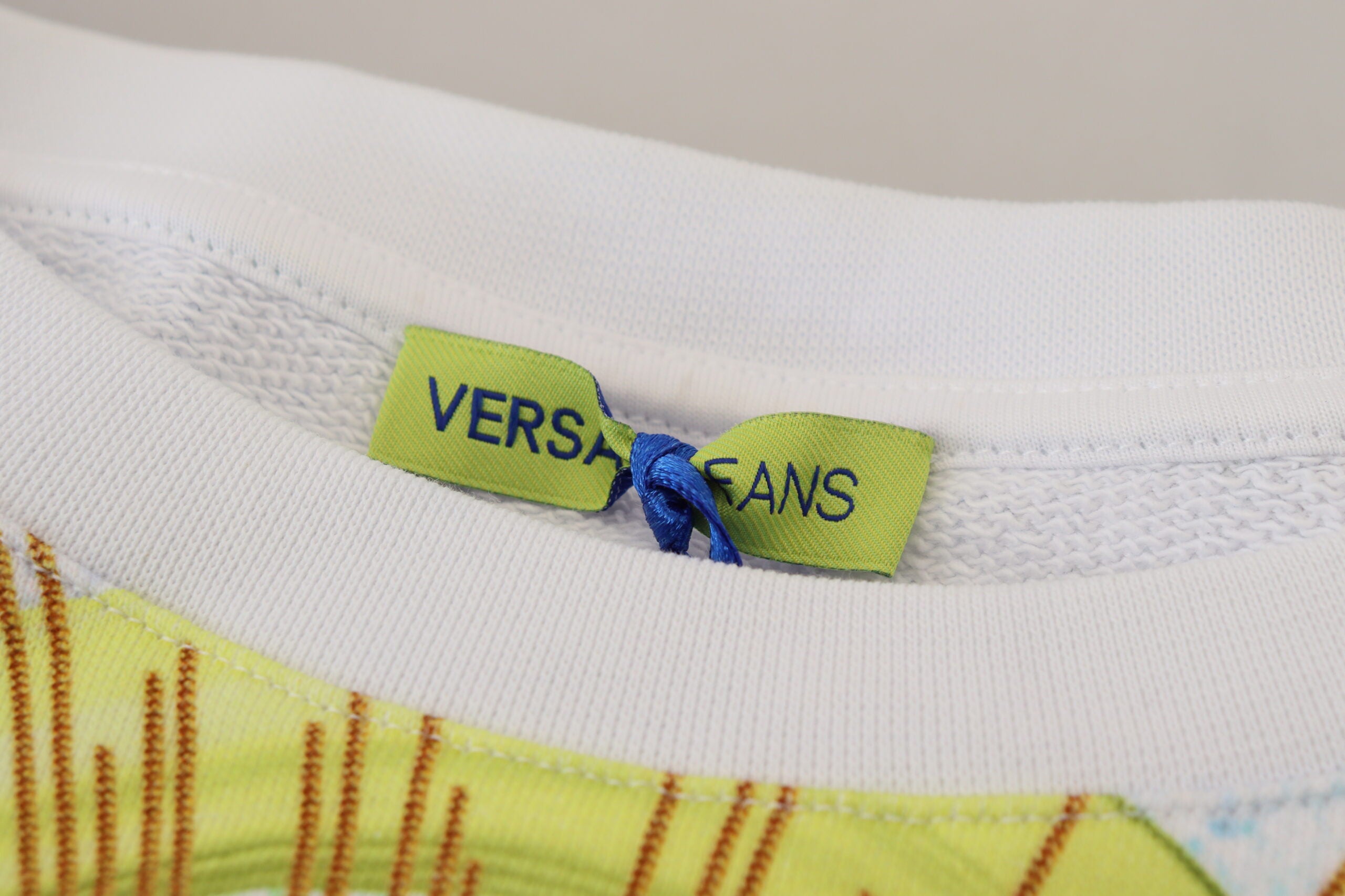 <tc>Versace Jeans</tc> Κομψό λευκό γραφικό πουλόβερ με λαιμόκοψη