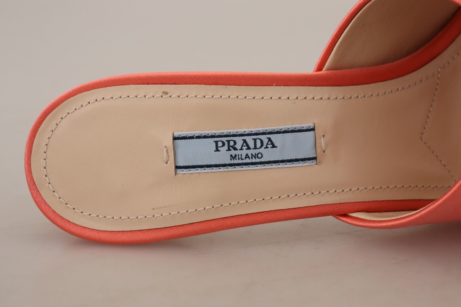 Κομψά πέδιλα με γόβες από κοραλί Prada