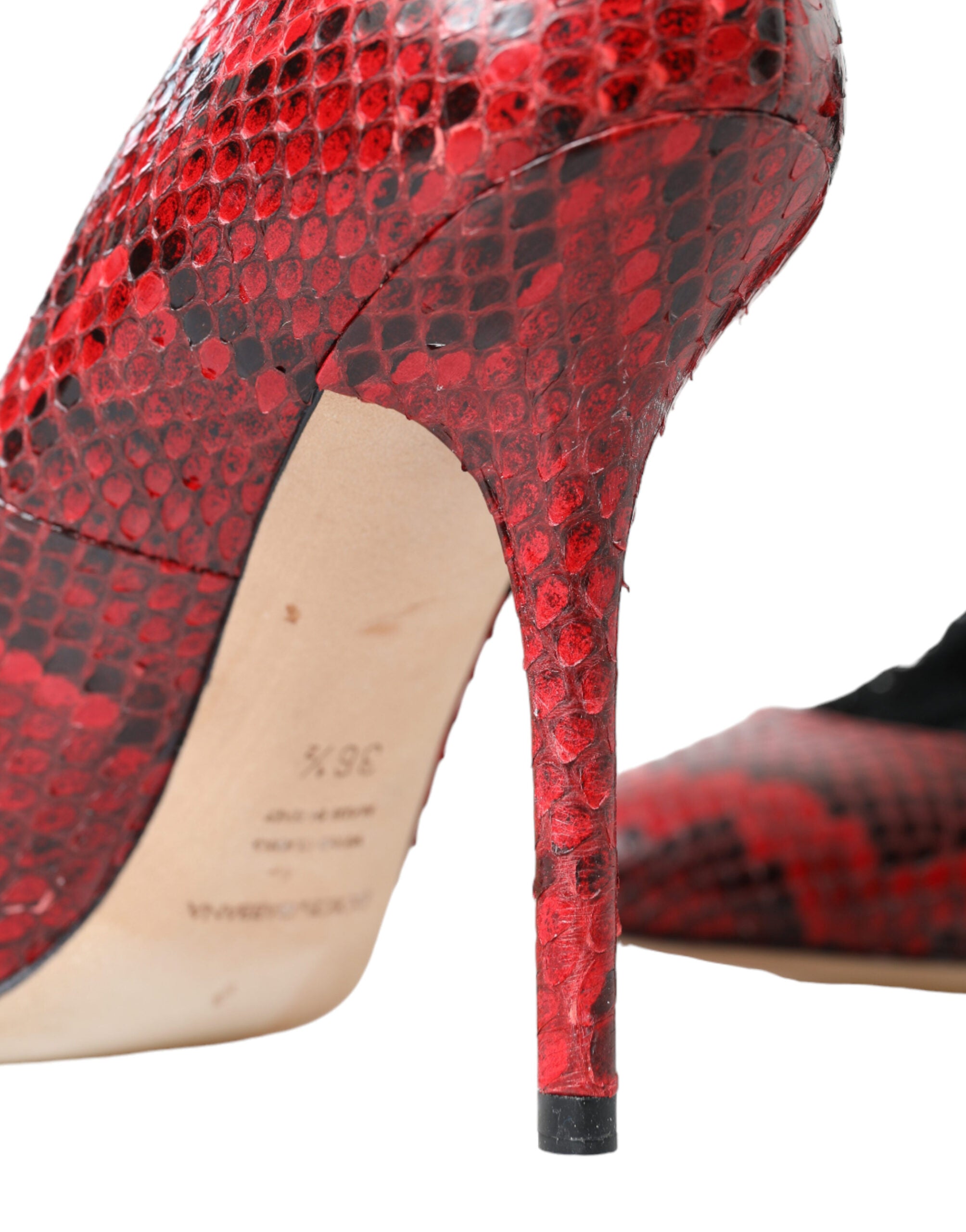 Dolce &amp; Gabbana Red Almond Toe Pumps Snakeskin με κάλτσες δαντέλας