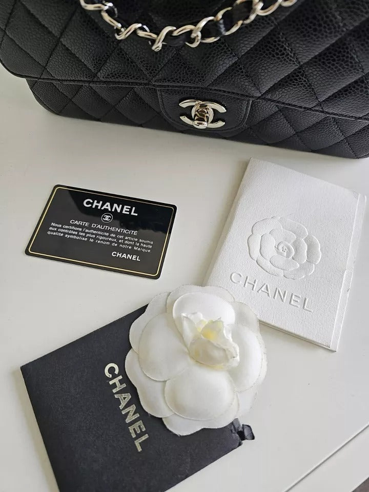 Chanel Μαύρη Τσάντα από Χαβιάρι Μεσαίου Μεγέθους με Διπλό Καπάκι και Ραβδωτό Σχέδιο